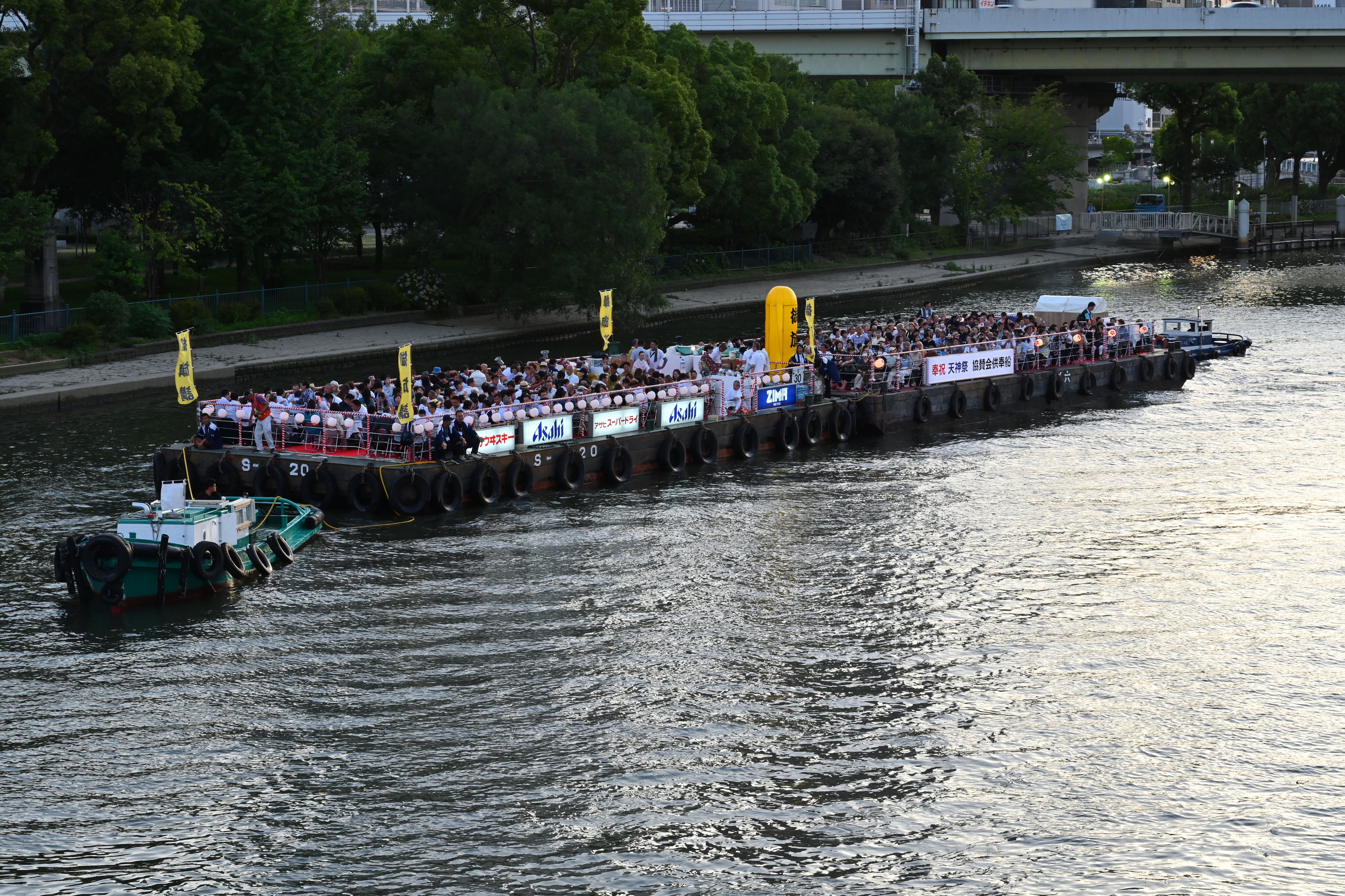 This was a "10,000 person" boat procession at the major annual festival called the Tenjin Matsuri, which takes place around the Tenmangu Shrine in Osaka every year since 951 on July 24 and 25.